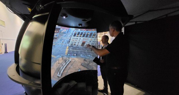 Cobra Simulation Adopts Scalable Display Technologies